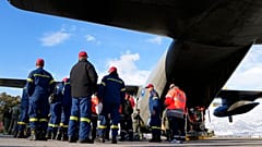 Μέλη της ελληνικής αποστολής διάσωσης αναχωρούν για την Τουρκία μετά τον μεγάλο σεισμό
