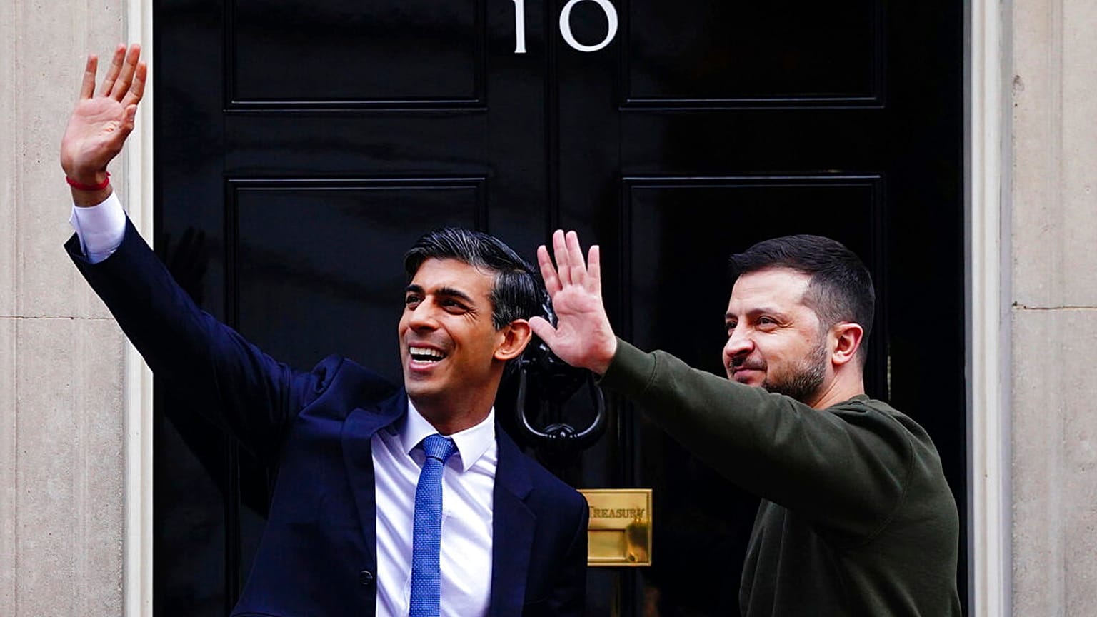 Le Premier ministre britannique Rishi Sunak et le président ukrainien Volodymyr Zelenskyy à Downing Street à Londres, mercredi 8 février 2023