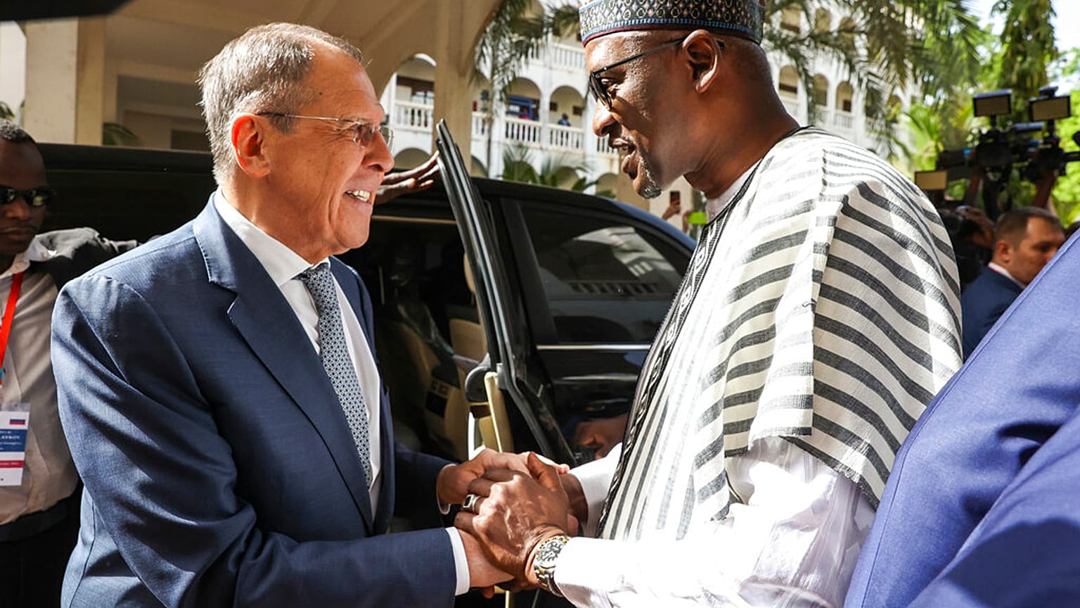 El ministro de Exteriores ruso, Serguéi Lavrov, a su llegada a Mali