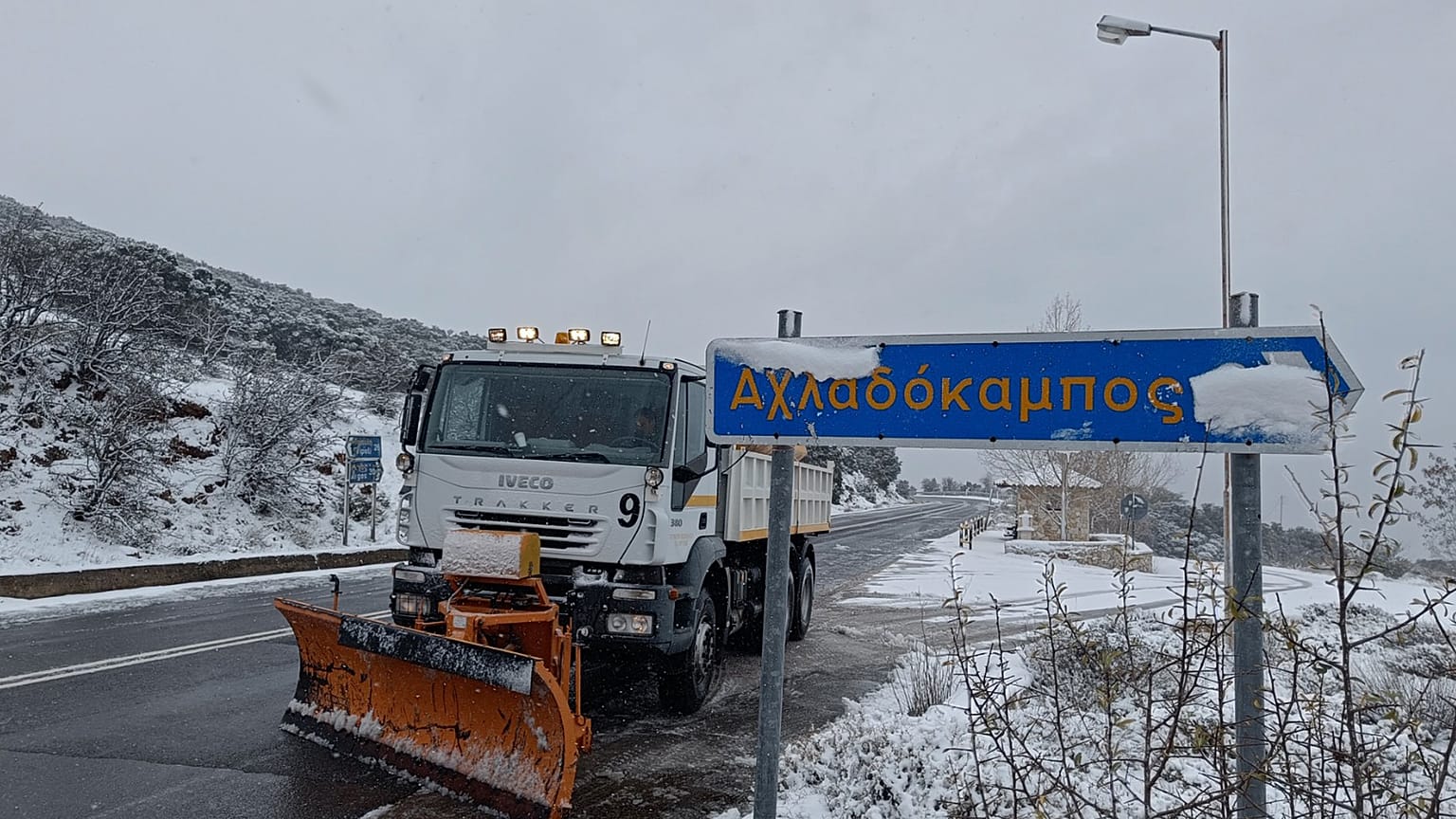 Εκχιονιστικό καθαρίζει τον δρόμο μετά από έντονη χιονόπτωση στην ορεινή Αργολίδα