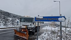 Εκχιονιστικό καθαρίζει τον δρόμο μετά από έντονη χιονόπτωση στην ορεινή Αργολίδα