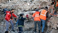 Διασώστες στα συντρίμμια του μεγάλου σεισμού στην Τουρκία
