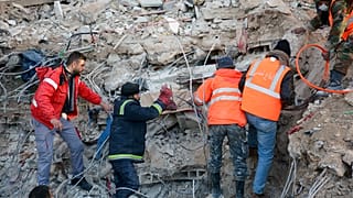 Διασώστες στα συντρίμμια του μεγάλου σεισμού στην Τουρκία