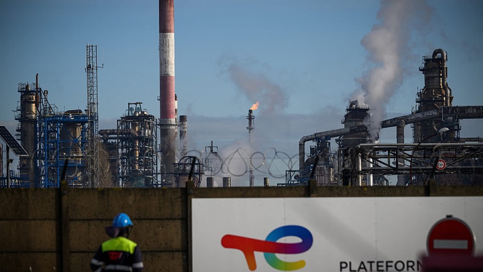 Paris'te TotalEnergies Genel Merkezi önünde protesto gösterisi düzenlendi  