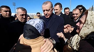 الرئيس التركي، رجب طيب أردوغان، يلتقي مع أشخاص في منطقة كهرمان مرعش، يوم الأربعاء، عقب الزلزال المدمر الذي ضرب البلاد. 