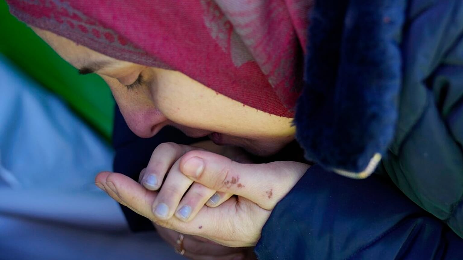 Eine syrische Mutter küsst die Hand ihrer getöteten Tochter in Reyhanli, Türkei. 9. Februar 2023