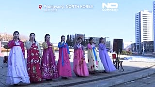 Una de los grupos de artistas cantando en público