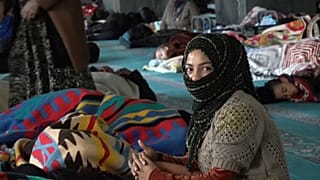  لجأ 200 شخص إلى مسجد ديار بكر التاريخي، بمن فيهم سوريون بعد الزلزال الذي بلغت قوته 7.8 درجة يوم الاثنين.