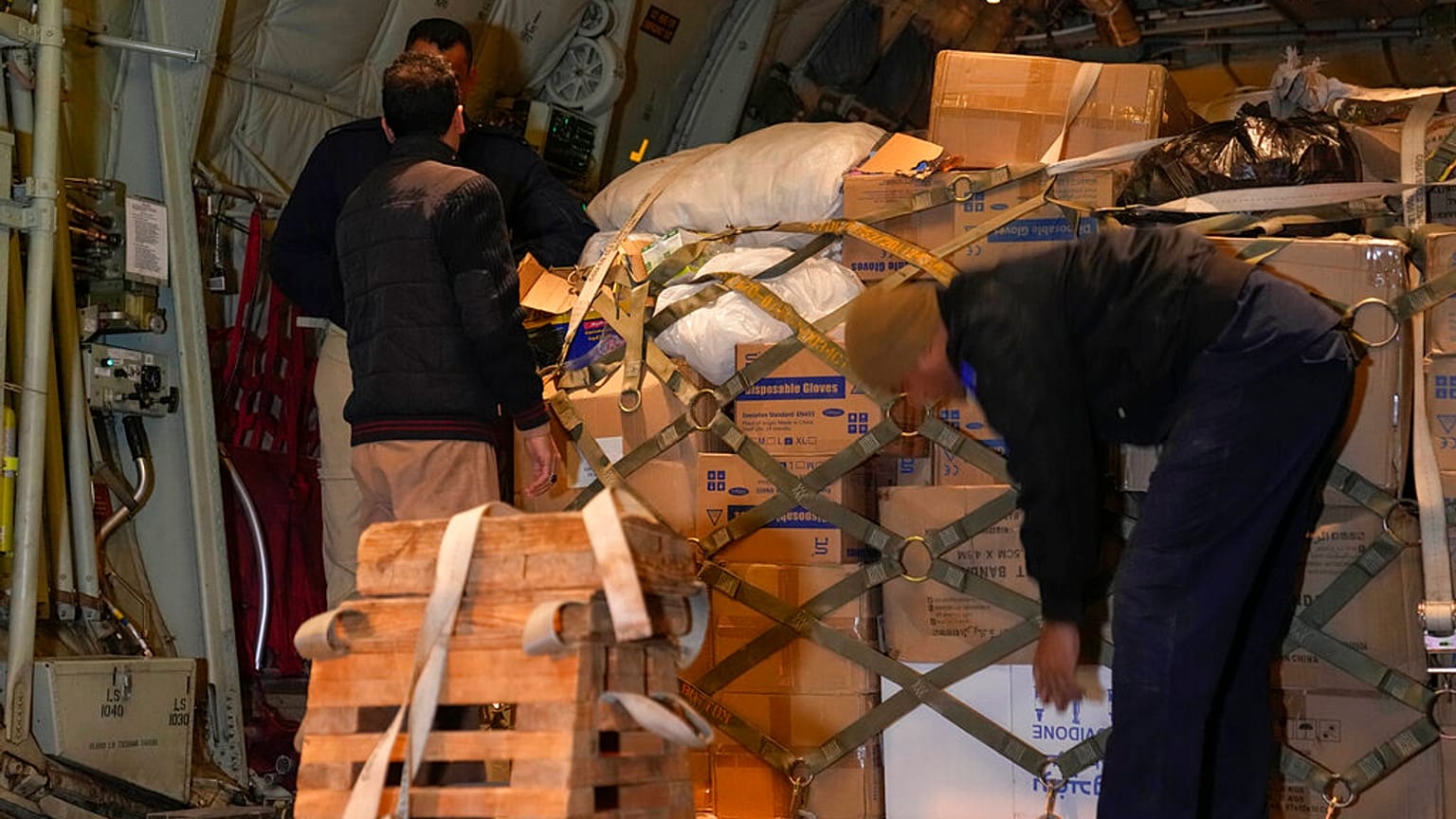Des aides provenant d'Irak à destination de la Syrie, mercredi 8 février 2023.