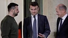 Владимир Зеленский, Эммануэль Макрон и Олаф Шольц на встрече в Париже