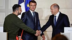 Βολοντίμιρ Ζελένσκι και Όλαφ Σολτς ανταλλάσσουν θερμή χειραψία υπό το βλέμμα του γάλλου προέδρου Εμμανουέλ Μακρόν