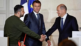 Βολοντίμιρ Ζελένσκι και Όλαφ Σολτς ανταλλάσσουν θερμή χειραψία υπό το βλέμμα του γάλλου προέδρου Εμμανουέλ Μακρόν