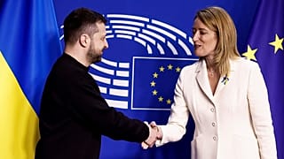 Volodymyr Zelensky et Roberta Metsola ont écouté ensemble l'hymne européen avant de rejoindre le sommet.