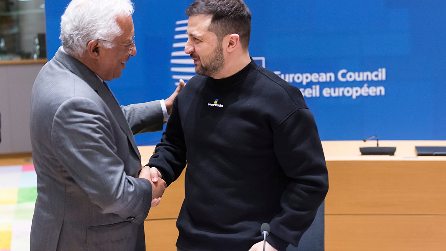 António Costa cumprimenta o presidente da Ucrânia na cimeira da UE, em Bruxelas