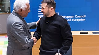 António Costa cumprimenta o presidente da Ucrânia na cimeira da UE, em Bruxelas
