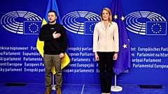 Zelenski junto a la presidenta del Parlamento Europeo, Roberta Metsola