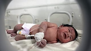 الطفلة السورية آية التي ولدت تحت ركام المنزل في بلدة جنديريس في شمال سوريا، حيث كانت والدتها ووالدها وأشقاؤها الأربعة فارقوا الحياة بفعل الزلزال المدمر،6 فبراير 2023.