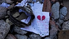 Folha escrita em inglês, encontrada nos escombros dos sismos na Turquia