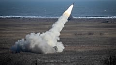 Askeri tatbikat sırasında denenen Romanya ordusuna ait bir HIMARS (High Mobility Artillery Rocket System) mobil fırlatıcı