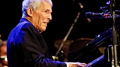 Foto de archivo del compositor Burt Bacharach durante uno de sus conciertos. 
