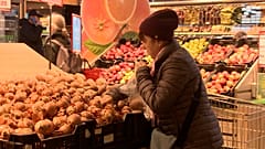 Zöldségespult egy budapesti élelmiszerboltban
