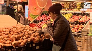 Zöldségespult egy budapesti élelmiszerboltban