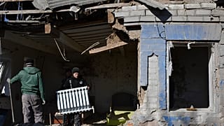 Afectados por los ataques aéreos rusos en Komyshevakha, en la región de Zaporiyia (Ucrania).