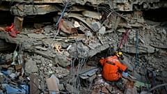 Un rescatista turco revisa un edificio derrumbado en Adiyaman, en el sur de Turquía.