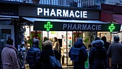 Imagen de archivo de una farmacia en Paris, Francia.