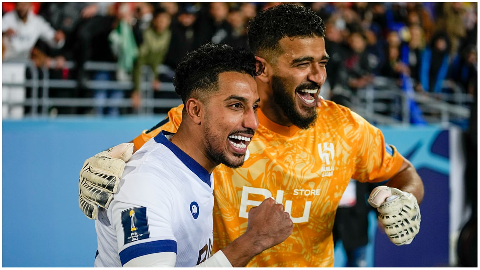 سالم الدوسري وحارس مرمى الهلال عبد الله المعيوف يحتفلان بعد فوزهما في مباراة نصف نهائي كأس العالم للأندية