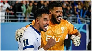 سالم الدوسري وحارس مرمى الهلال عبد الله المعيوف يحتفلان بعد فوزهما في مباراة نصف نهائي كأس العالم للأندية