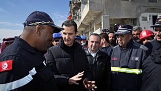 Le président syrien Bachar al-Assad à la rencontre des secouristes à Alep