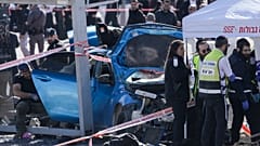 حادث اصطدام سيارة بمشاة في محطة في القدس. 2023/02/10