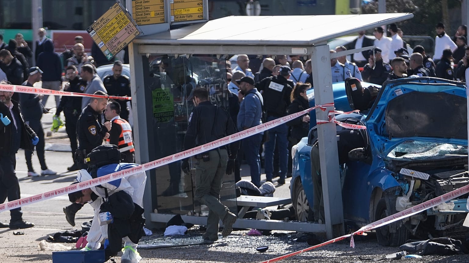 Πρόσκρουση αυτοκινήτου σε στάση λεωφορείου στην Ιερουσαλήμ