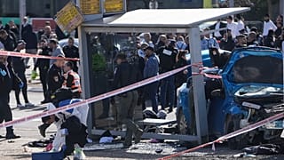 Πρόσκρουση αυτοκινήτου σε στάση λεωφορείου στην Ιερουσαλήμ