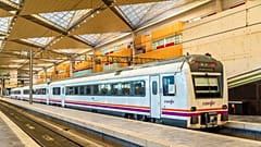 Ältere Züge der spanischen Staatsbahn Renfe 