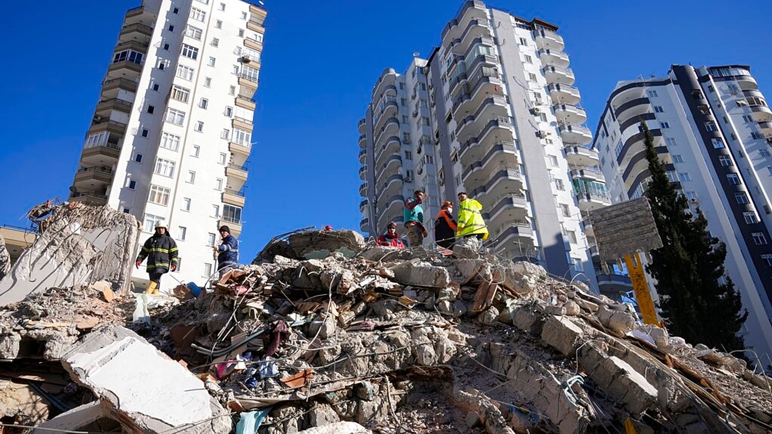 Kahramanmaraş merkezli depremler sonucu 6 bin 500'den fazla bina yıkıldı, yüzlerce bina da oturulamaz durumda