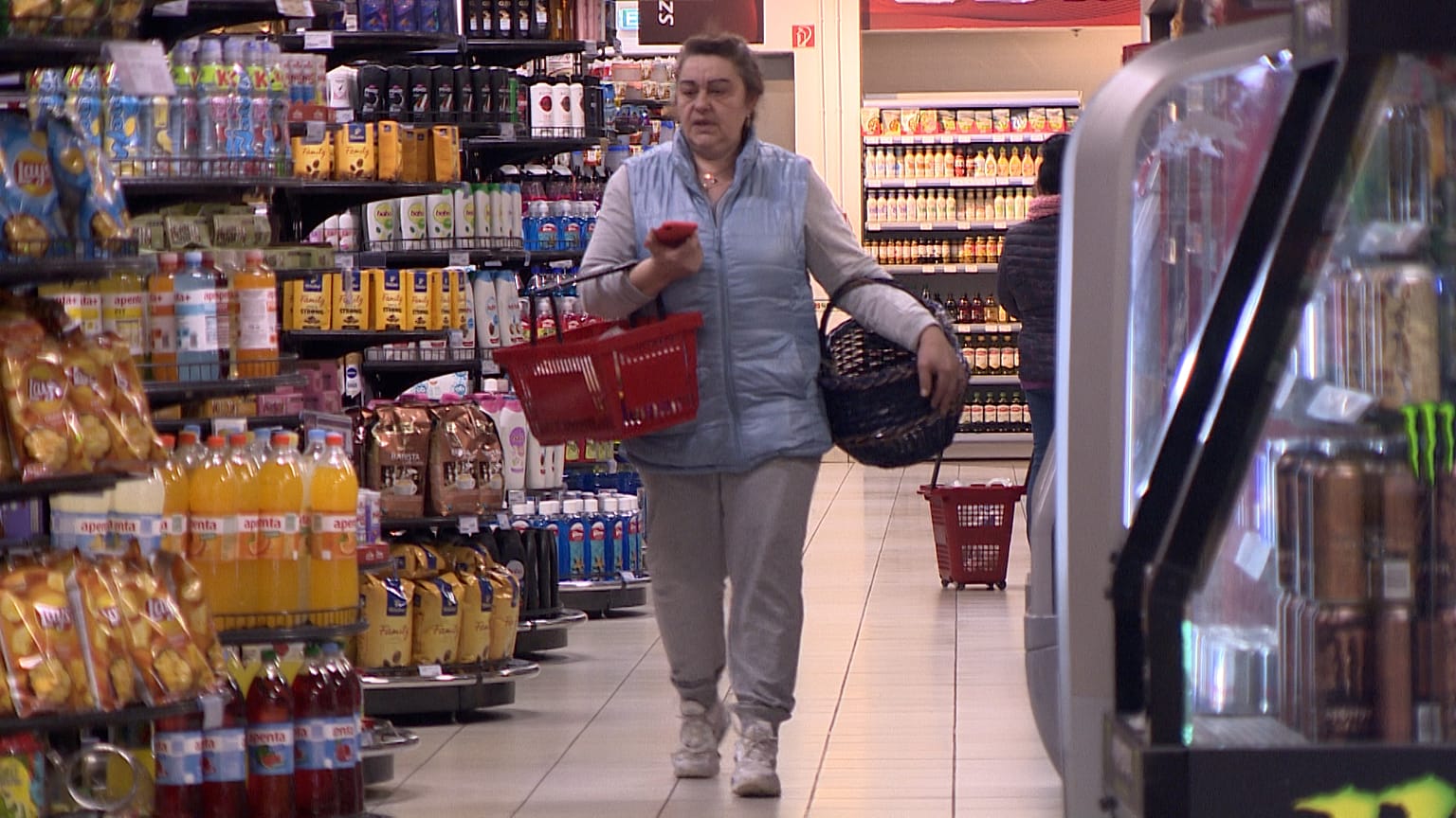 Vásárló egy budapesti élelmiszerboltban
