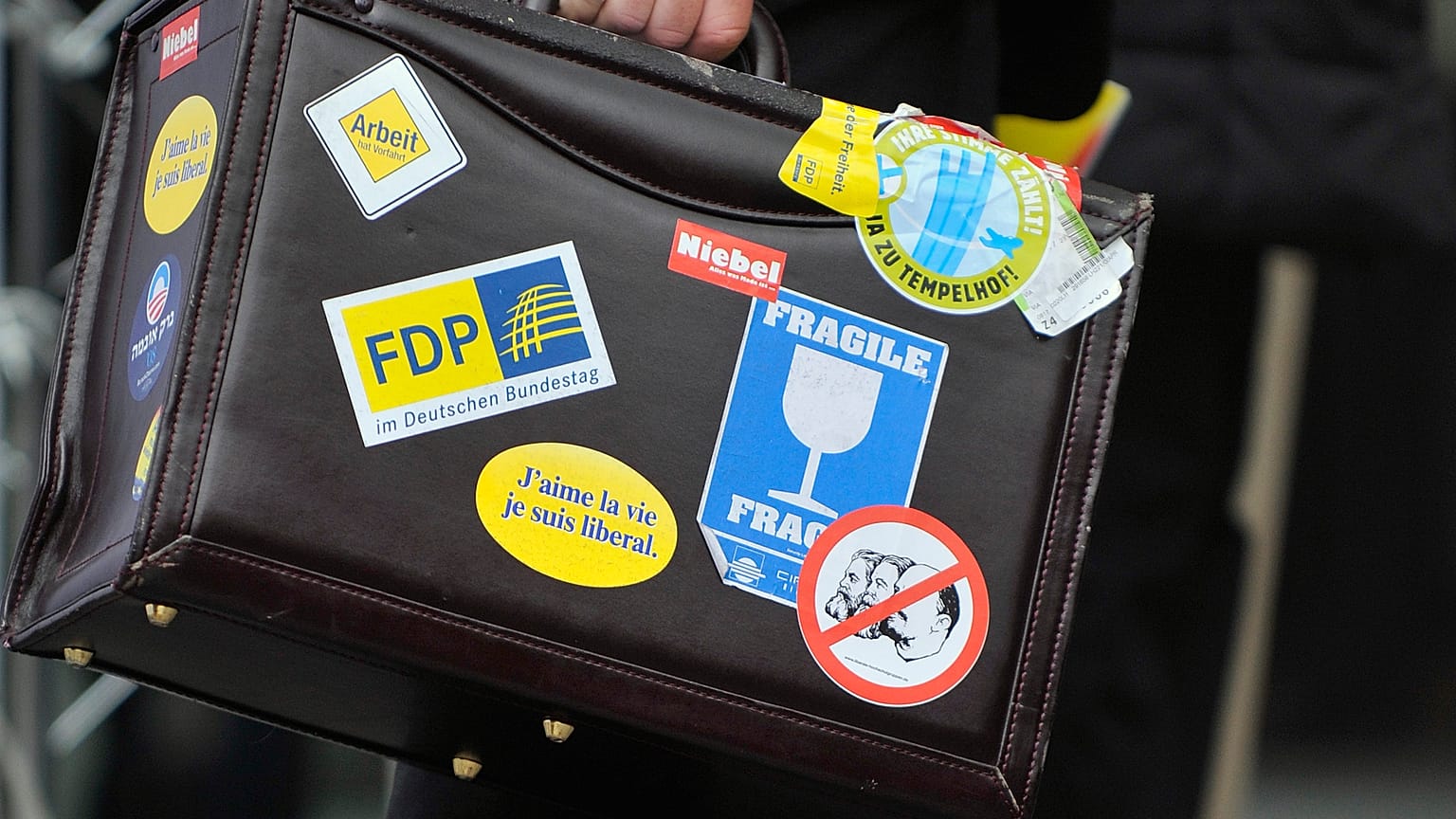Az FDP matricáival díszített táska (képünk csak illusztráció)