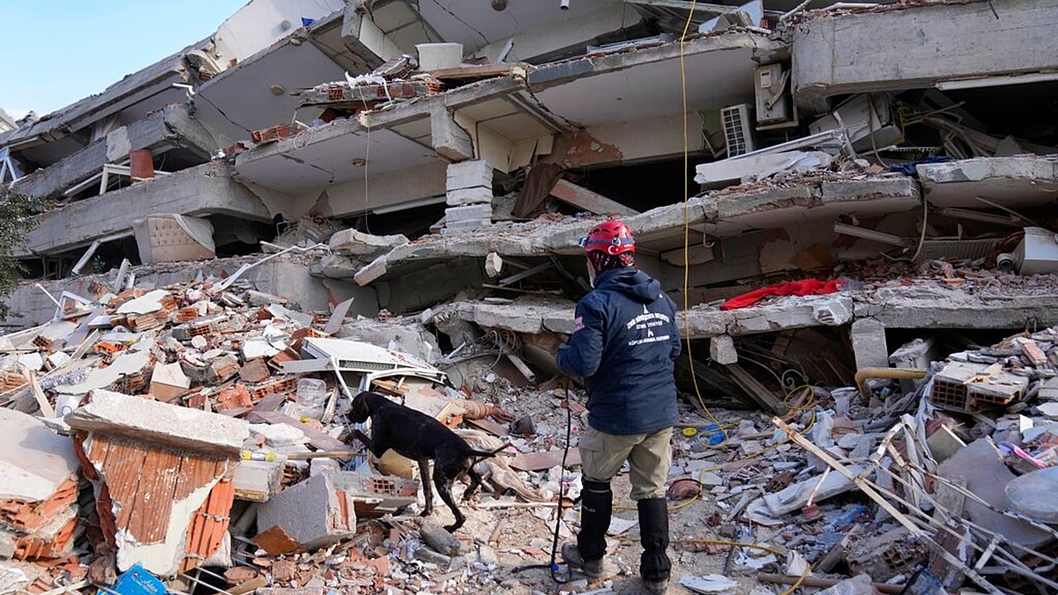 Equipos de rescate buscando supervivientes.