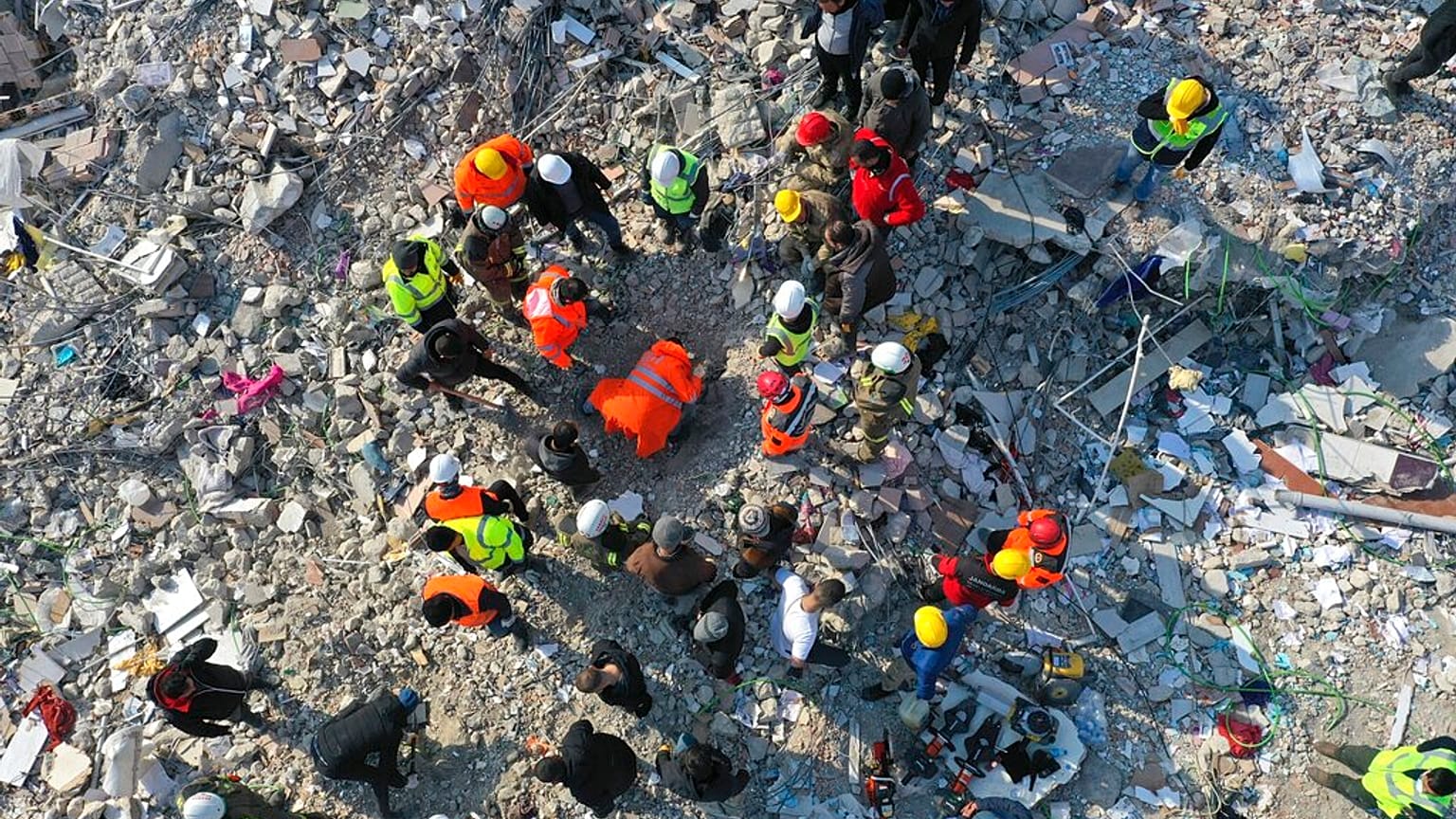 Antakya'da yıkılan binada çalışan arama kurtarma ekibi