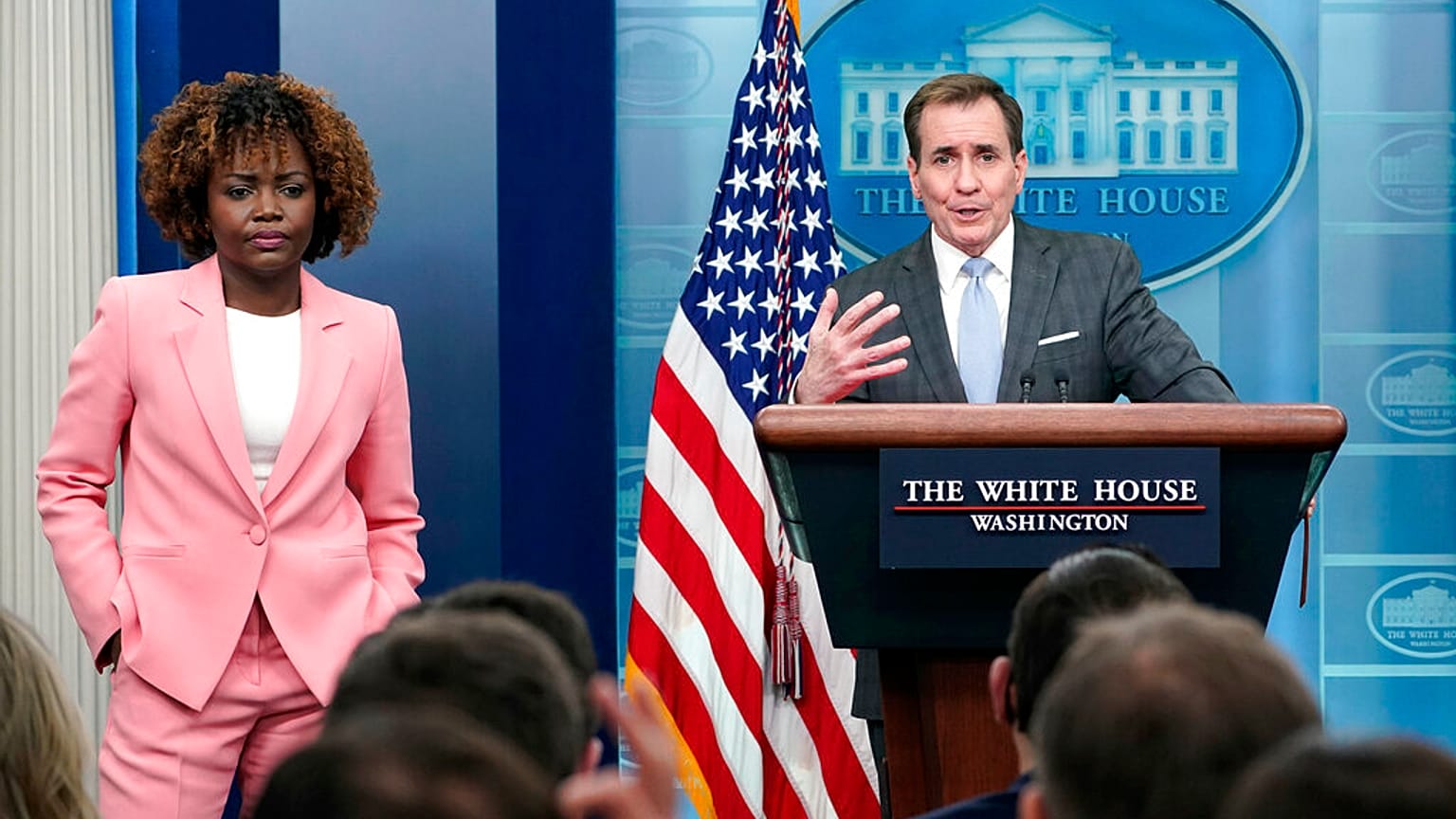 El portavoz del Consejo de Seguridad Nacional, John Kirby, a la derecha, y la secretaria de prensa de la Casa Blanca, Karine Jean-Pierre, a la izquierda