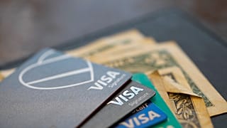 ترك اللص بطاقته قرب صندوق الدفع في المتجر