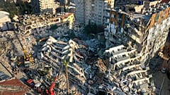 Πολυώροφα κτίρια κατεστραμμένα από τον σεισμό στην Αντιόχεια της Τουρκίας