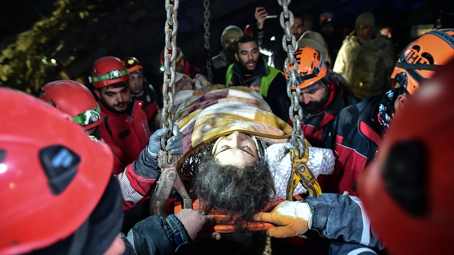 Des équipes de secours utilisent une grue pour secourir Nur Bayraktar à Kahramanmaras, dans le sud de la Turquie, le vendredi 10 février 2023.