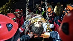 Des équipes de secours utilisent une grue pour secourir Nur Bayraktar à Kahramanmaras, dans le sud de la Turquie, le vendredi 10 février 2023.