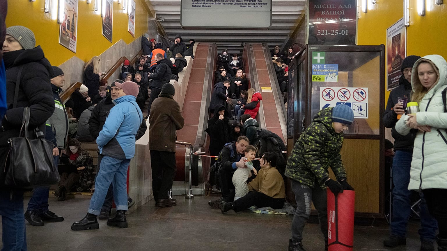 Menschen suchen Unterschlupf in einer Kiewer U-Bahn-Station während eines russischen Raketenangriffs.