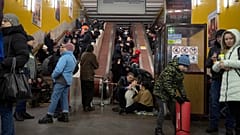 Menschen suchen Unterschlupf in einer Kiewer U-Bahn-Station während eines russischen Raketenangriffs.