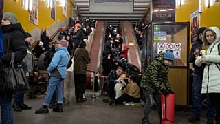 Menschen suchen Unterschlupf in einer Kiewer U-Bahn-Station während eines russischen Raketenangriffs.