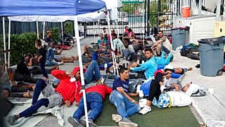 مهاجرون وصلوا مؤخرًا ينتظرون في مرآب تابع للكمارك وحماية الحدود الأمريكية-ماراثون، فلوريدا.4 يناير 2023 